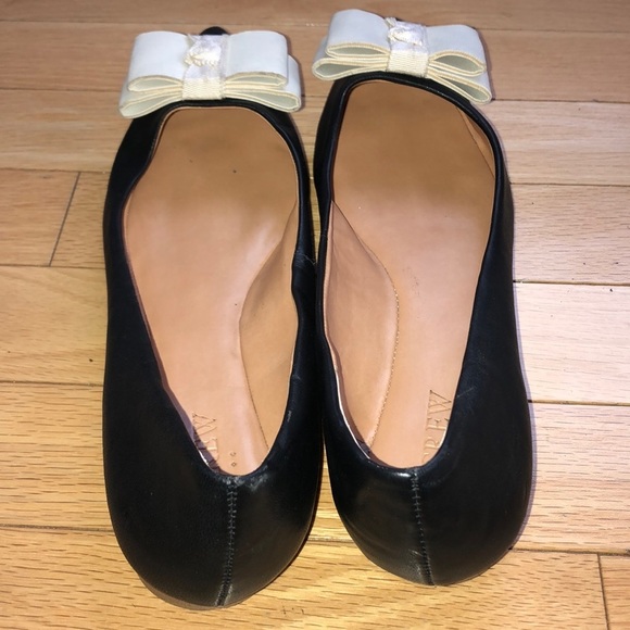 J. CREW WOMANS BLACK POINTY TOE WHITE BOW FLATS - Picture 8 of 8